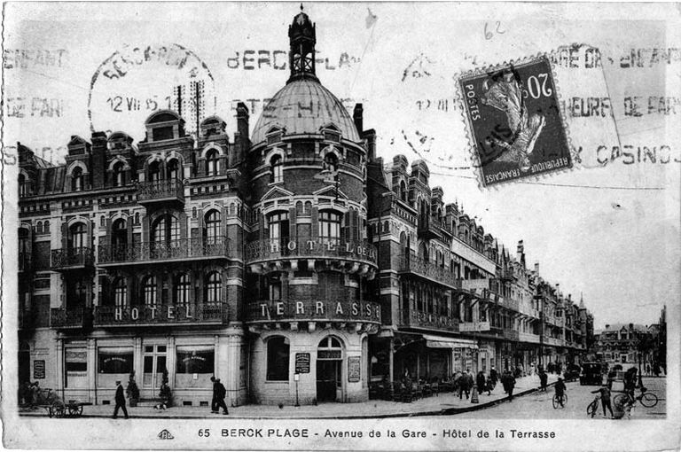 Hôtel La terrasse à l'angle de la rue de la Gare, carte postale ancienne, vers 1910 (?), Collection particulière.  ; L'Hôtel La terrasse à l'angle de la rue de la Gare. Carte postale, vers 1910 (Coll. part.).