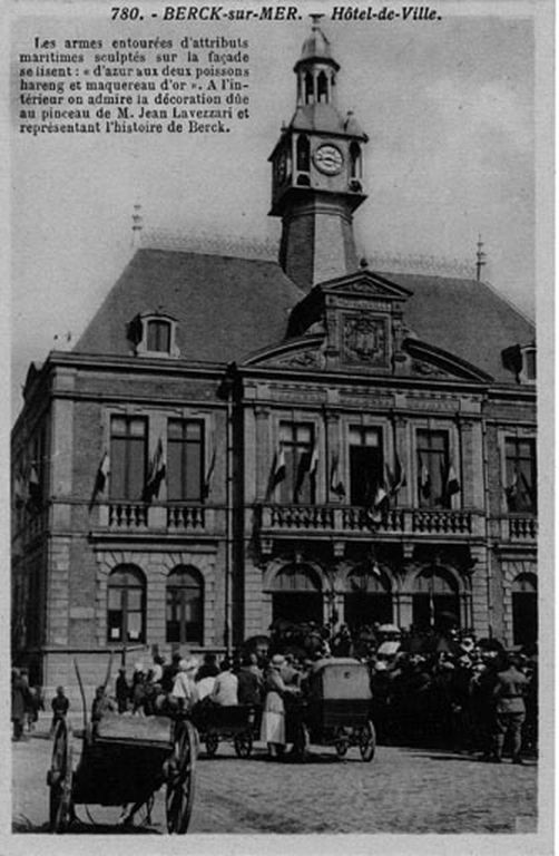 Façade de l'hôtel de ville, photo ancienne (AP).