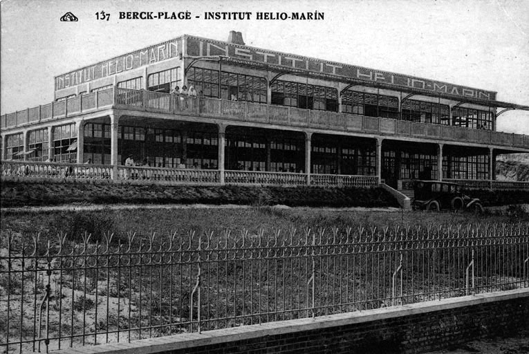 Bâtiment affecté aux hommes dit Institut hélio-marin A, élévation antérieure avant agrandissement au nord, vue générale prise de trois-quarts gauche. Carte postale, années 1920-1930.