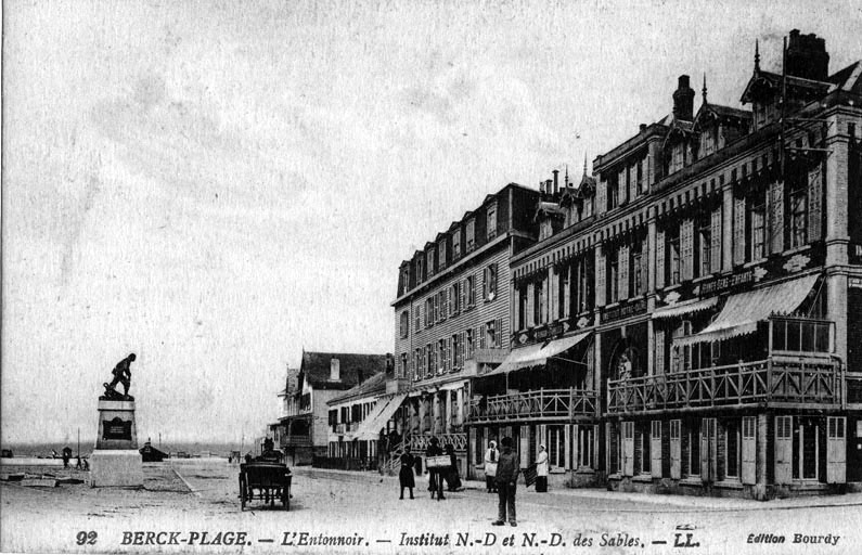 Institut Notre-Dame, élévation antérieure sur l'Entonnoir, vue de trois-quarts droit avec, au second plan, l'ancien hôtel du Centre, devenu alors institut Notre-Dame-des-Sables. Carte postale, début 20e siècle (coll.part.).