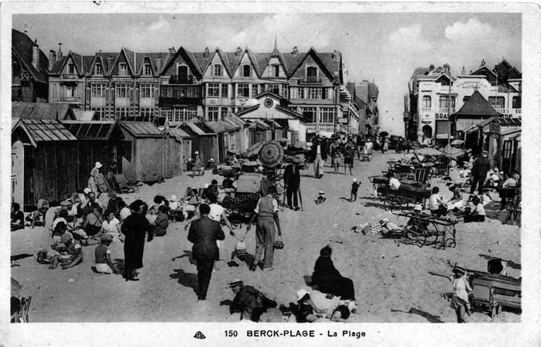 La plage de Berck : les cabines de plage et les urinoirs en arrière plan.