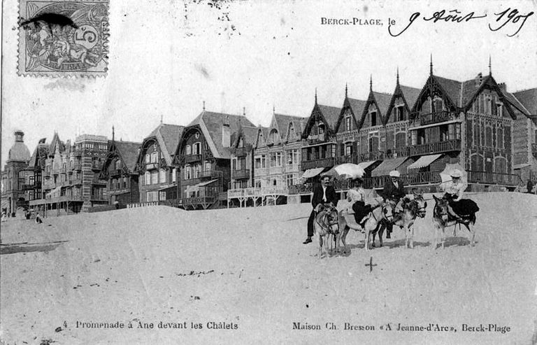 Alignement de chalets sur la plage, carte postale ancienne. ; Alignement de chalets sur la plage.