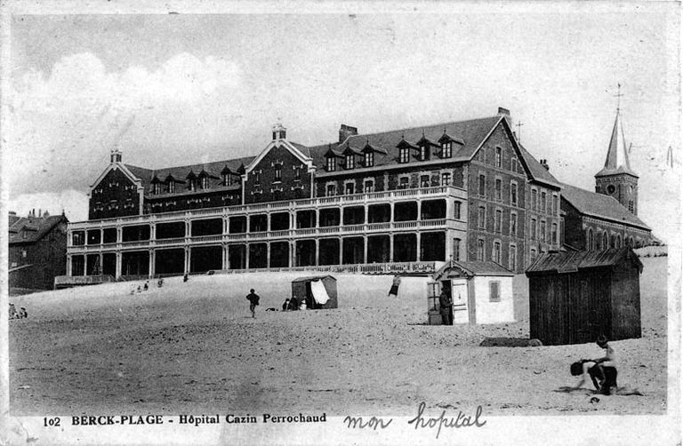 Elévation sur la plage, état après la construction des galeries de cure en béton armé, vue générale prise de trois-quarts droit. Carte postale, vers 1925 (coll. part.). ; Façade de l'hôpital Cazin-Perrochaud (détruit) à laquelle se rattachait la chapelle, carte postale ancienne, sans date (collection particulière).