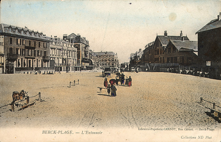 Vue de la partie est de l'Entonnoir en regardant en direction de la ville montrant, sur le côté gauche, l'hôtel du Centre, puis l'institut Notre-Dame, élévations antérieures, vue d'ensemble. Carte postale, début du 20e siècle (coll. part). ; Vue de l'Entonnoir en regardant vers la ville montrant, sur le côté gauche, au second plan, l'institut Notre-Dame avec, sur sa gauche, l'hôtel du Centre devenu par la suite l'institut Notre-Dame-des-Sables, élévations antérieures, vue d'ensemble. Carte postale, début 20e siècle (coll.part.).