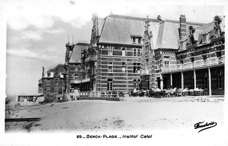 Elévation sur la plage des trois bâtiments constituant l'établissement primitif, vue en enfilade prise depuis le sud. Carte postale, milieu du 20e siècle (coll. part.).