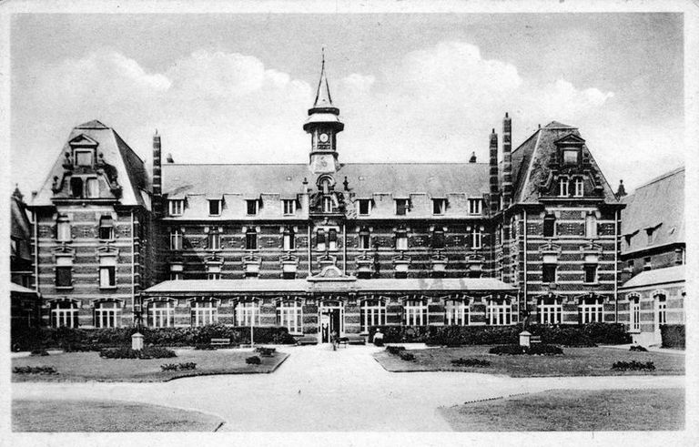 Corps de logis principal, élévation donnant sur la cour, vue prise de face. Carte postale, 2e quart du 20e siècle (coll. part.).