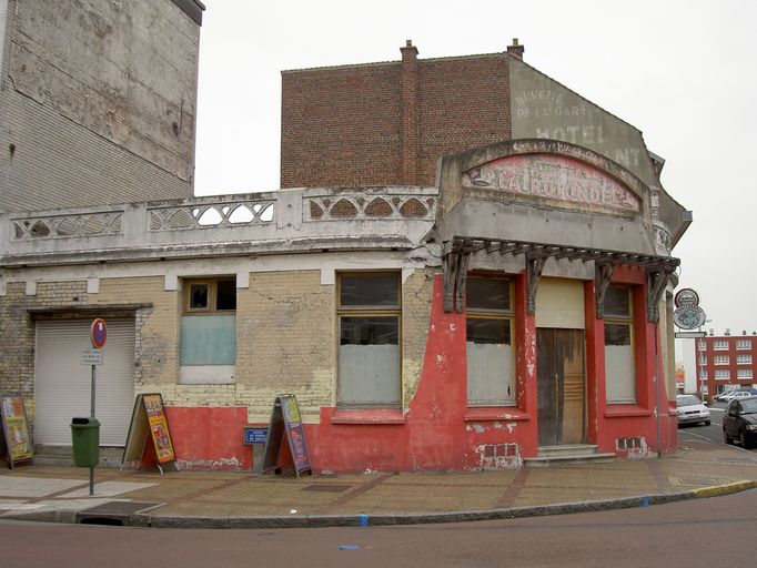 Vue générale de La Rotonde, édifice commercial, en symétrie à l'hôtel La Terrasse, face à la (l'ancienne) gare.