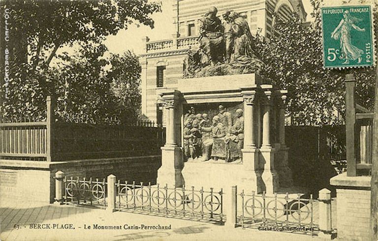 Le monument à la mémoire des docteurs Perrochaud et Cazin.