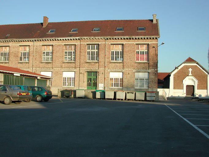 Ecole primaire et chapelle, vue sur cour.