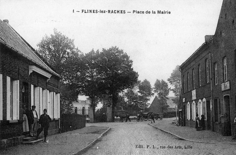 La place de la (nouvelle) mairie (au fond), début du 20e siècle (?).