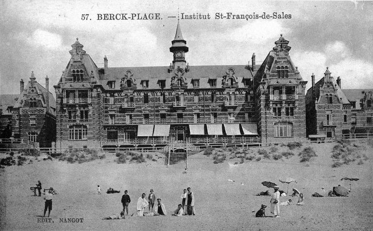 Corps de logis principal, élévation donnant sur la plage, vue de face. Carte postale, début du 20e siècle  (coll. part.).