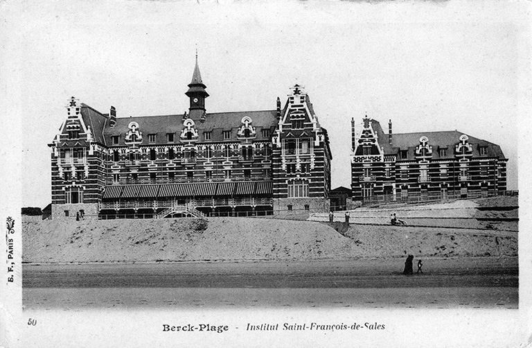 Corps de logis principal et bâtiment méridional, état avant la construction du bâtiment  septentrional en 1906, élévations donnant sur la plage, vue d'ensemble. Carte postale, début du 20e siècle (coll. part.).