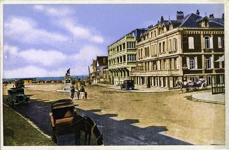 Institut Notre-Dame sur l'Entonnoir, élévation antérieure, vue de trois-quarts droit avec, au second plan, l'ancien hôtel du Centre, devenu depuis institut Notre-Dame-des-Sables, qui est déjà doté de ses galeries de cure. Carte postale, début 20e siècle (coll.part.).