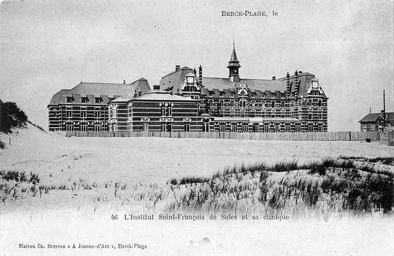 Corps de logis principal et bâtiment méridional, état avant la construction du bâtiment  septentrional en 1906, élévations donnant sur la cour, vue d'ensemble prise de trois-quarts gauche. Carte postale, début du 20e siècle (coll. part.).