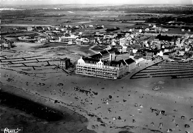 Vue aérienne prise depuis l'ouest peu après les destructions du front de mer durant la Seconde Guerre mondiale. Carte postale, milieu 20e siècle (coll. part.).