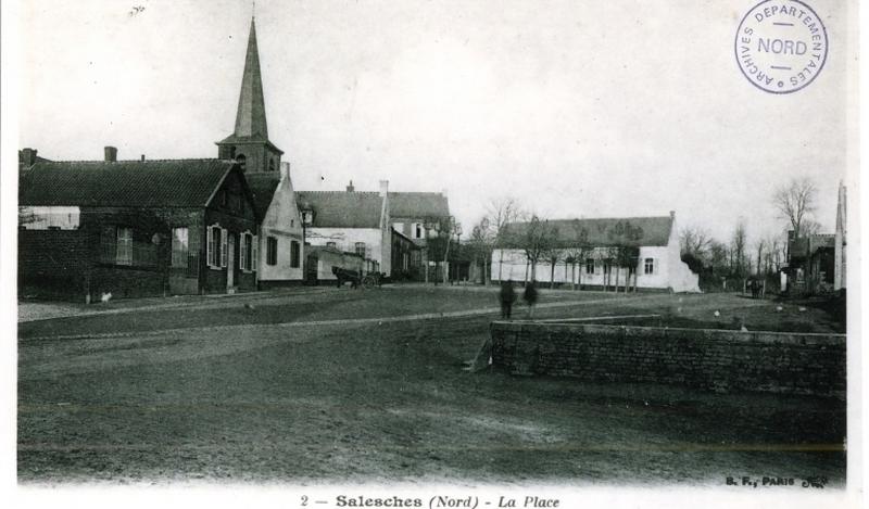 Vue générale de la place du village.