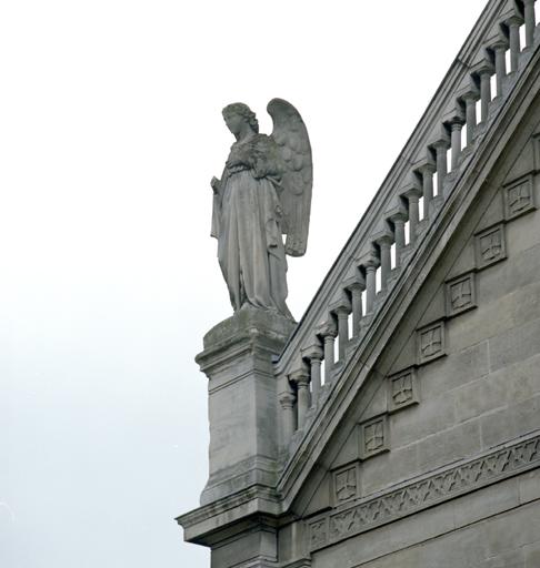 Détail d'un des anges sur la façade.