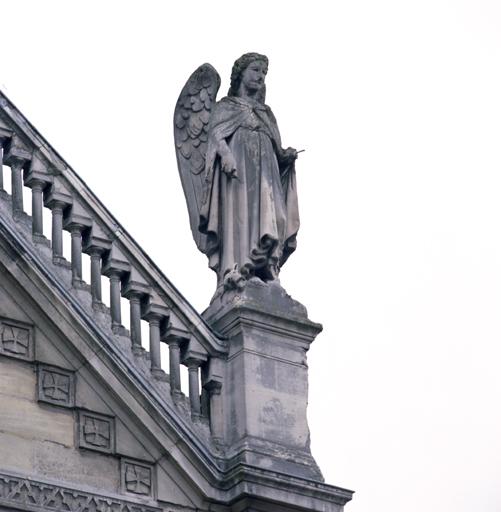 Détail d'un des anges sur la façade.