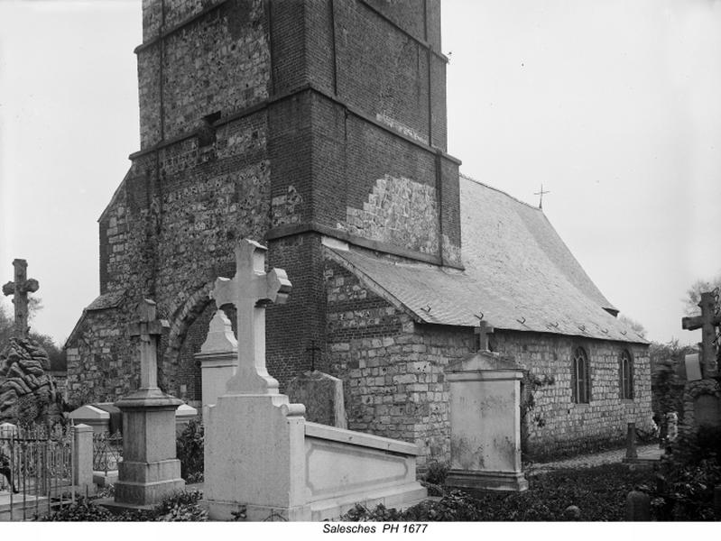 Vues extérieure des bas côtés de l'église paroissiale Saint-Quinibert et du cimetière, entre 1894 et 1914.