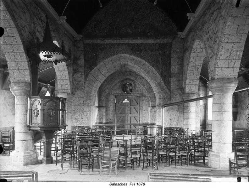 Vue de l'intérieur de l'église paroissiale Saint-Quinibert, entre 1894 et 1914.