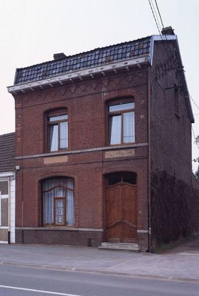 Vue générale de la maison possédant une fenêtre au châssis chantourné.