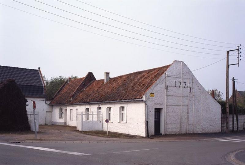Vue partielle de la ferme située 64, rue du Moulin.