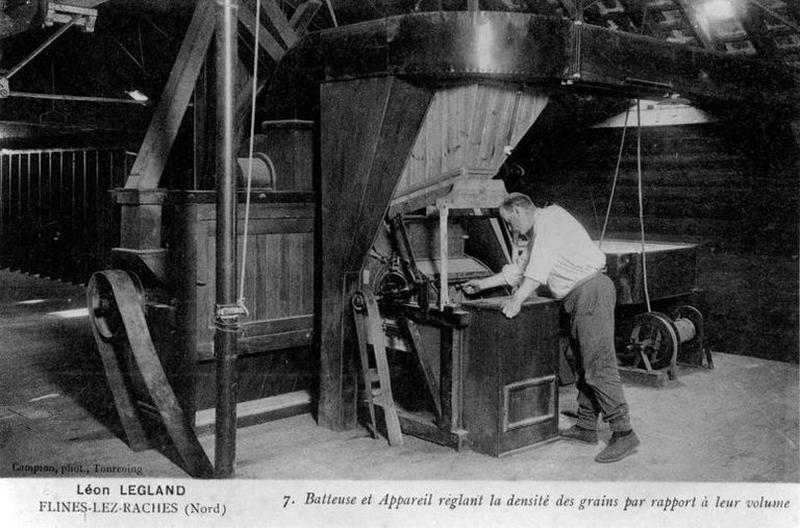 L'usine de semence Léon Legland, carte postale n°7 : batteuse et appareil de réglage de densité du grain.