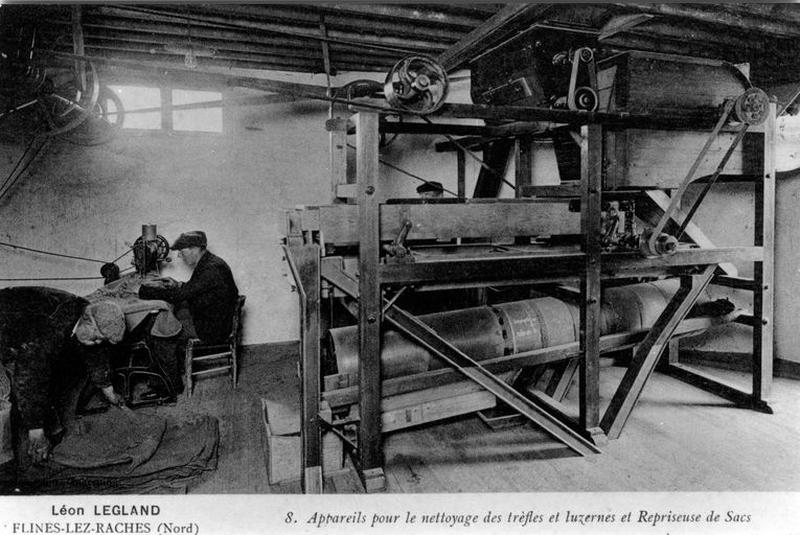 L'usine de semence Léon Legland, carte postale n°8 : appareil de nettoyage des semences et repriseuse de sacs.