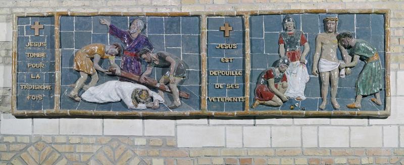 IXème et Xème stations : Jésus tombe pour la troisième fois. Jésus est dépouillé de ses vêtements.