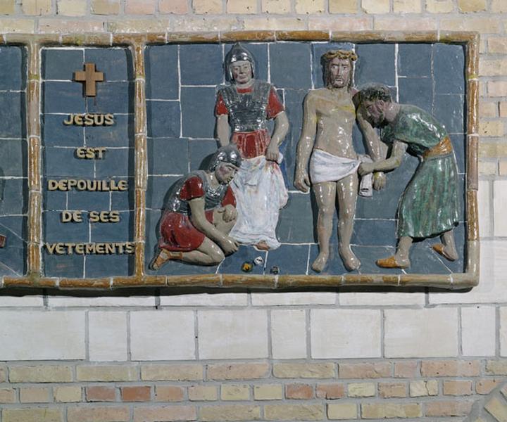 Xème station : Jésus est dépouillé de ses vêtements.