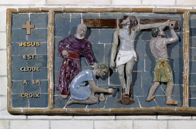 XIème station : Jésus est cloué sur la croix.