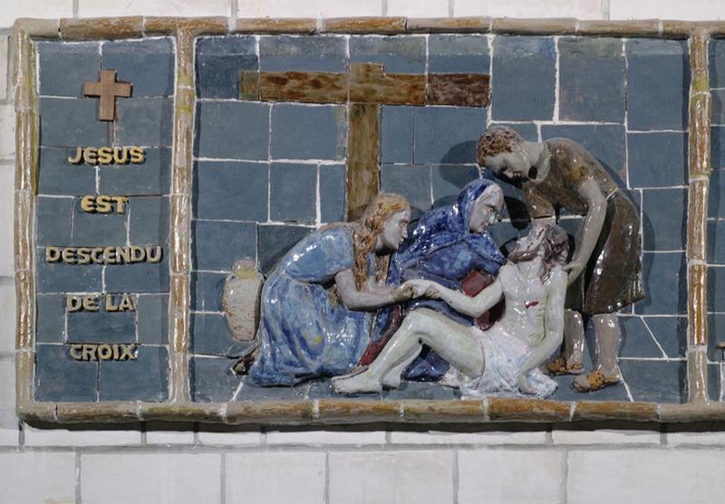 XIIIème station : Jésus est descendu de la croix.