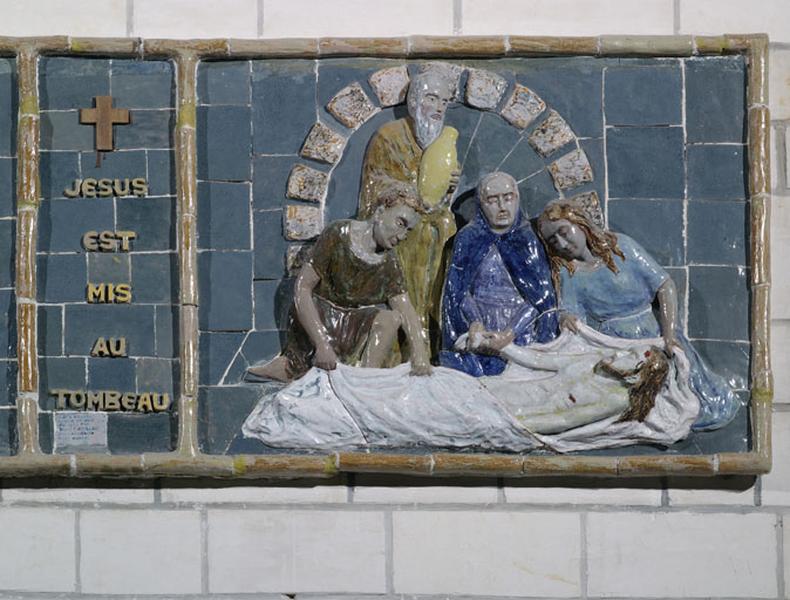 XIVème station : Jésus est mis au tombeau.