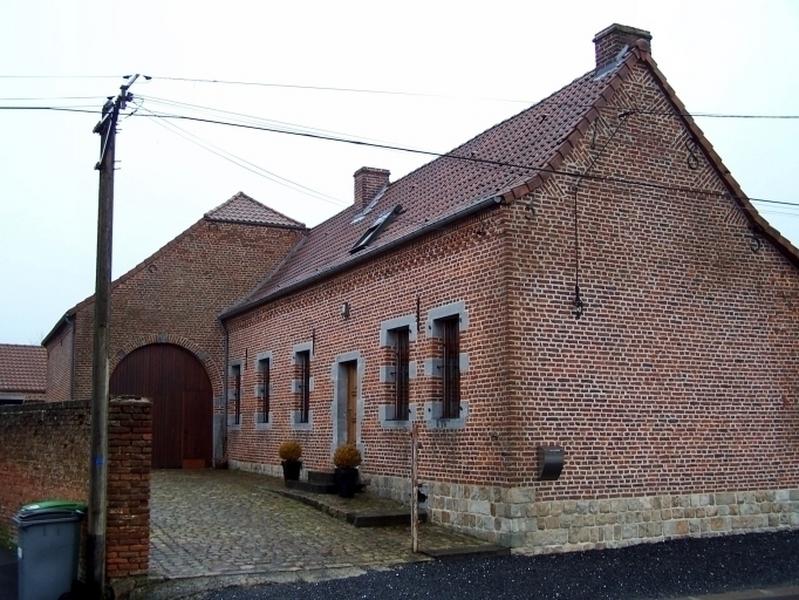 Vue générale du logis et de la grange.