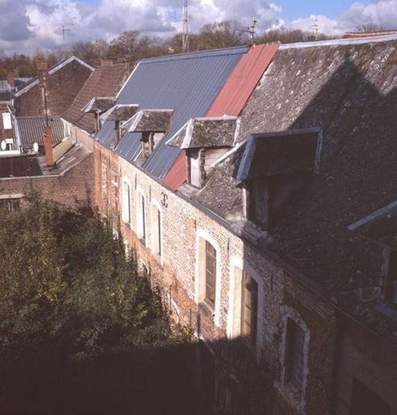 Aile de la rue de la Bibliothèque : vue depuis la grande salle (2e étage) du corps de logis médiéval.