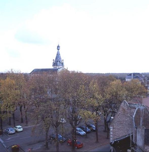 Vue générale de la place depuis les combles du corps de logis médiéval de l'hôtel de Bailleul.