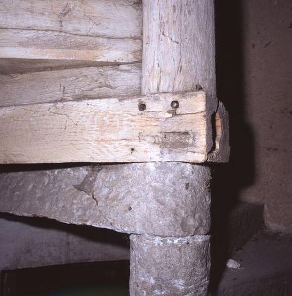 Corps de logis médiéval, intérieur, tourelle d'escalier (ouest), accès à l'étage de comble, détail : à la pierre marbrière succède le bois pour l'emmarchement.