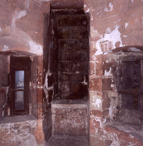 Corps de logis médiéval, intérieur, 2e étage, tourelle nord, vue partielle : latrines. 