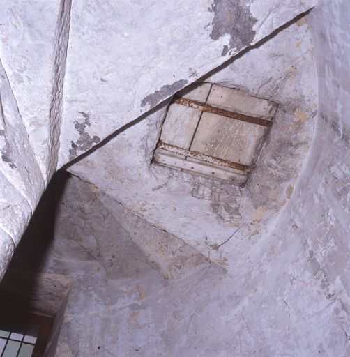 Corps de logis médiéval, intérieur, tourelle d'escalier (ouest), montée entre le 1er et le 2e étage : trappe fermant la trémie.  