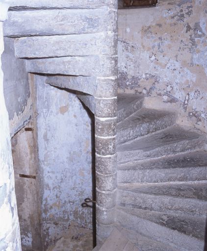 Corps de logis médiéval, intérieur, tourelle d'escalier (ouest), montée entre le 1er et le 2e étage, vue partielle. 