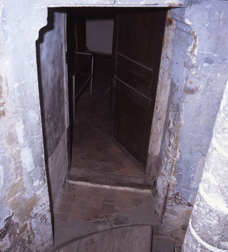Corps de logis médiéval, intérieur, tourelle d'escalier (ouest), porte donnant accès à la montée entre le 1er et le 2e étage. Cette porte comporte un linteau reposant sur des coussinets. 