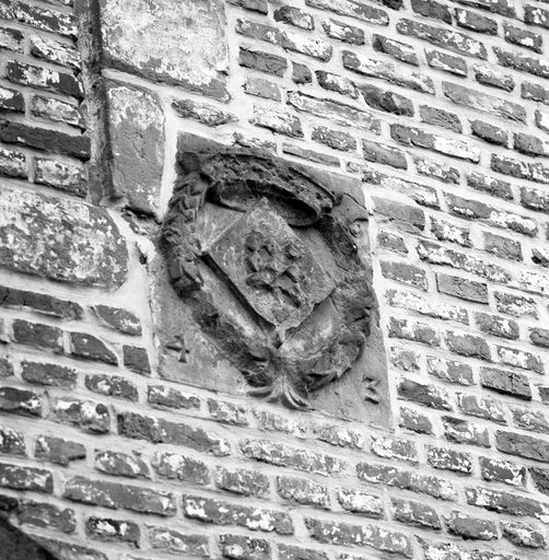 Aile de la rue de la Cavalerie, vue arrière depuis la cour du château, n° 35-37, détail : armoiries de Jeanne de Lallaing (+ 1649) épouse de Jean de Croÿ-Solre, et date : 1643. 