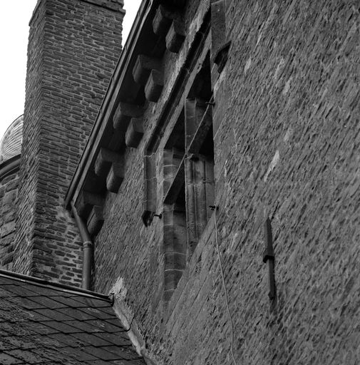 Corps de logis médiéval, façade arrière, travée nord-ouest, 2e étage, vue partielle : baie à croisée de pierre (grande salle), corbeaux de pierre. 