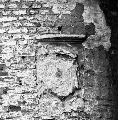 Aile de la rue de la Bibliothèque : vue depuis la cour du château, vue partielle : les deux premières travées, raccordées au corps de bâtiment médiéval, rez-de-chaussée, armoiries bûchées de Jean de Croy-Solre (1588 - 1640), époux de Jeanne de Lallaing. 