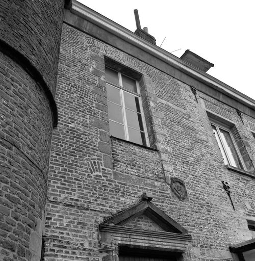 Aile de la rue de la Cavalerie : façade arrière du n° 35, vue partielle : 1er étage, reprises de percements.