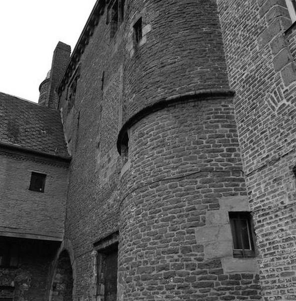 Corps de logis médiéval, façade arrière : liaison entre le corps de bâtiment médiéval, au centre, et les ailes de la rue de la Bibliothèque, à gauche, et de la rue de la Cavalerie, à droite. Au premier plan, la tourelle d'escalier (ouest).