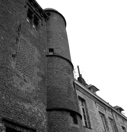 Corps de logis médiéval, façade arrière, vue partielle : baie occultée au 1er étage, baie du 2e étage (grande salle) et tourelle d'escalier (ouest). 