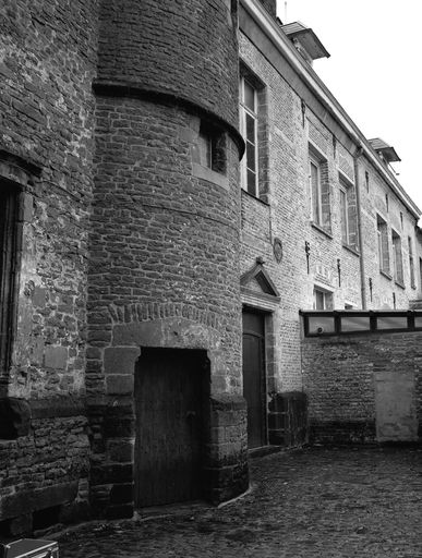 Aile de la rue de la Cavalerie, vue arrière depuis la cour du château, vue partielle : n° 35-37, et liaison avec le corps de bâtiment médiéval à gauche.