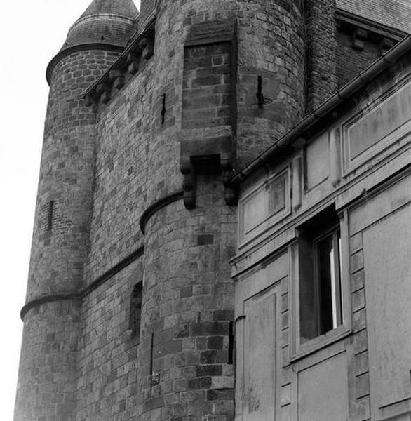 Corps de logis médiéval, façade en retour rue de la Bibliothèque, vue partielle : tourelles est et nord ; sur celle-ci, les latrines en encorbellement.