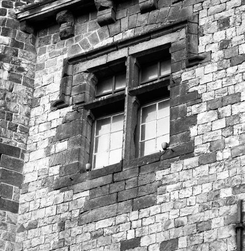 Corps de logis médiéval, façade, 2e étage, vue partielle : baie (sud-est) à croisée de pierre (grande salle). 